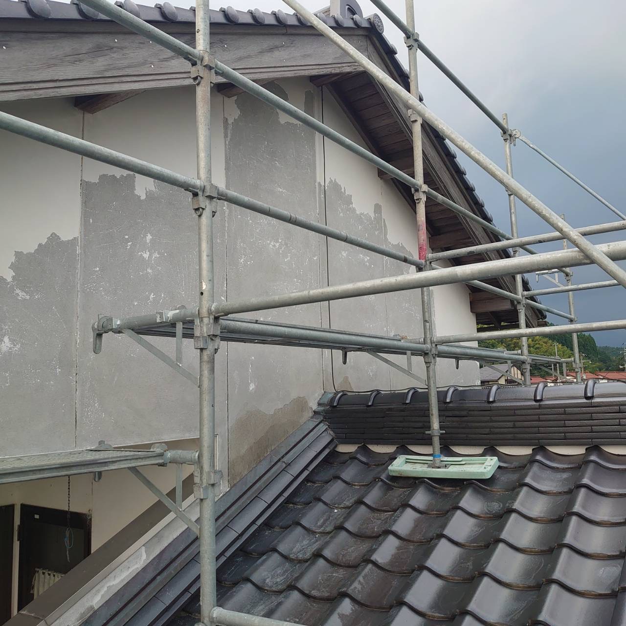 既存漆喰劣化部分撤去の様子1